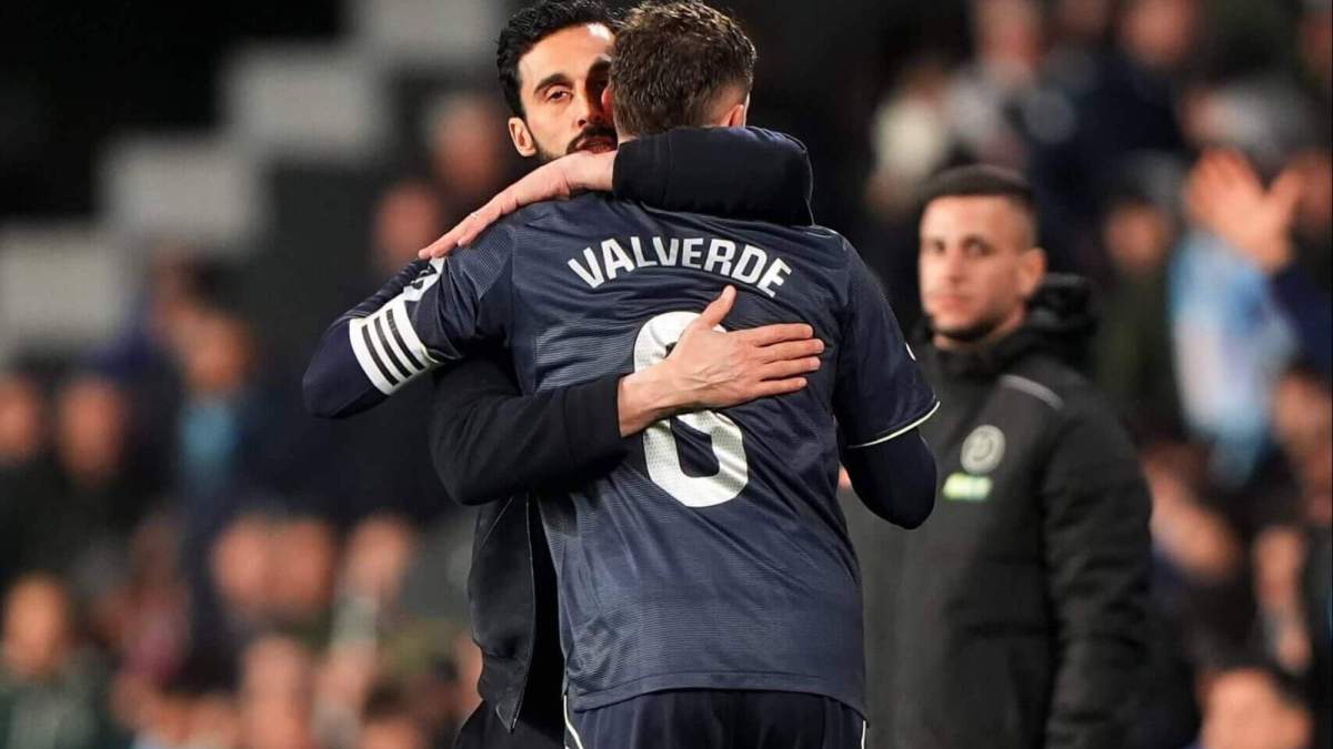 Arbeloa abrazando a Fede Valverde