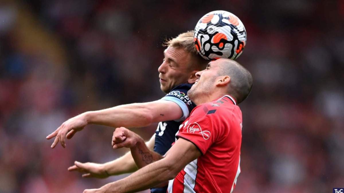Dos jugadores saltando a cabecear un balón