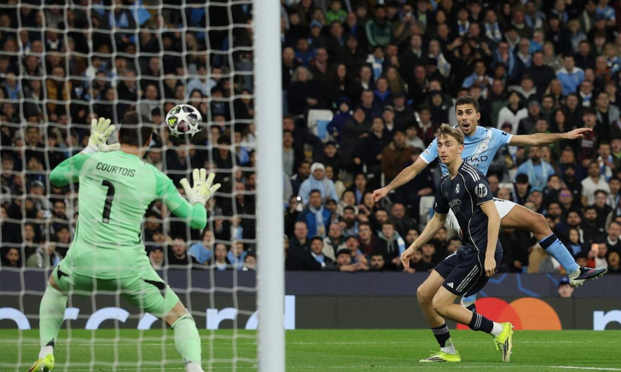 Thibaut Courtois, realizando una parada a un tiro lejano de Rodri Hernández durante el partido de esta noche en el Etihad entre el Manchester City y el Real Madrid.