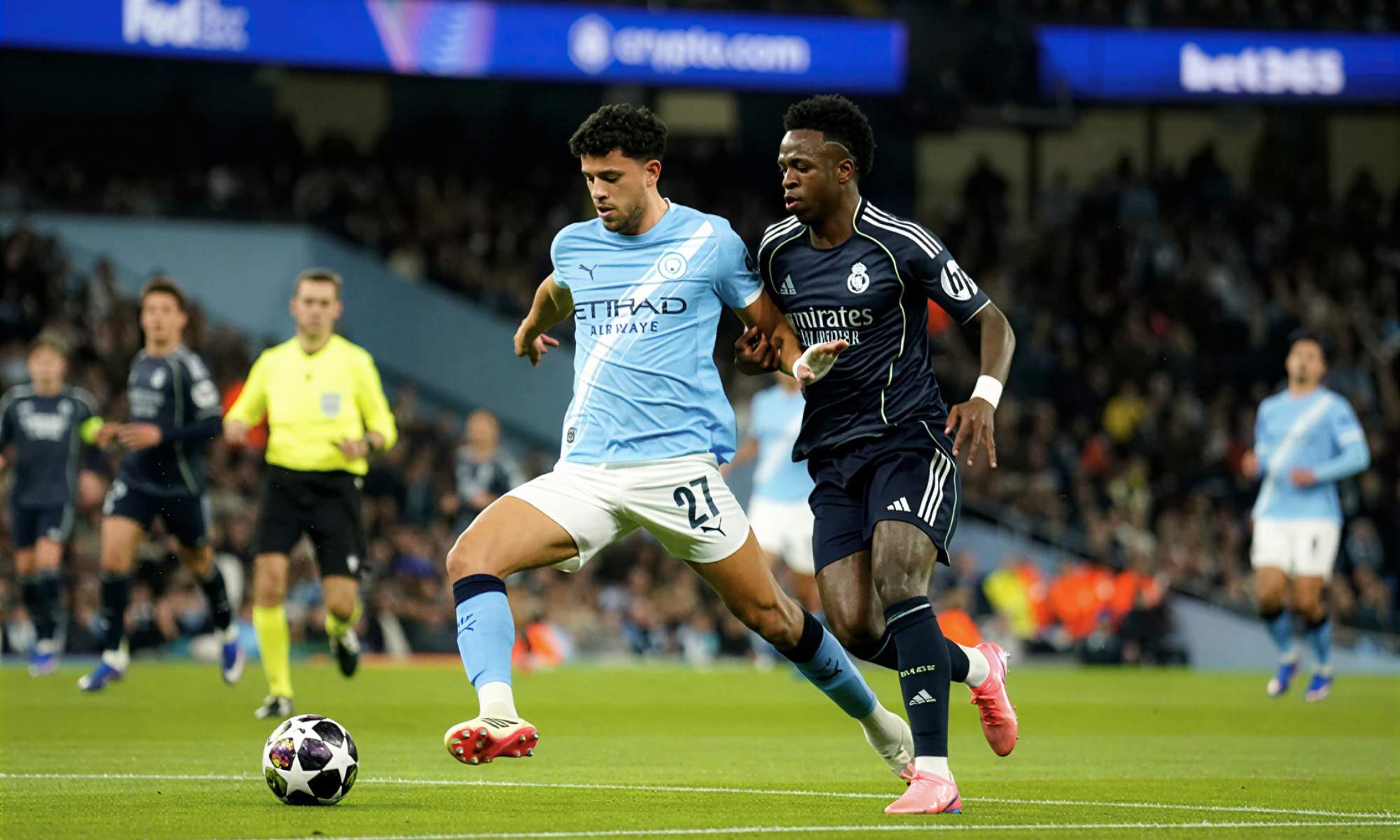 Matheus Nunes, protegiendo el balón ante Vinicius Junior durante la primera parte del partido en el Etihad.