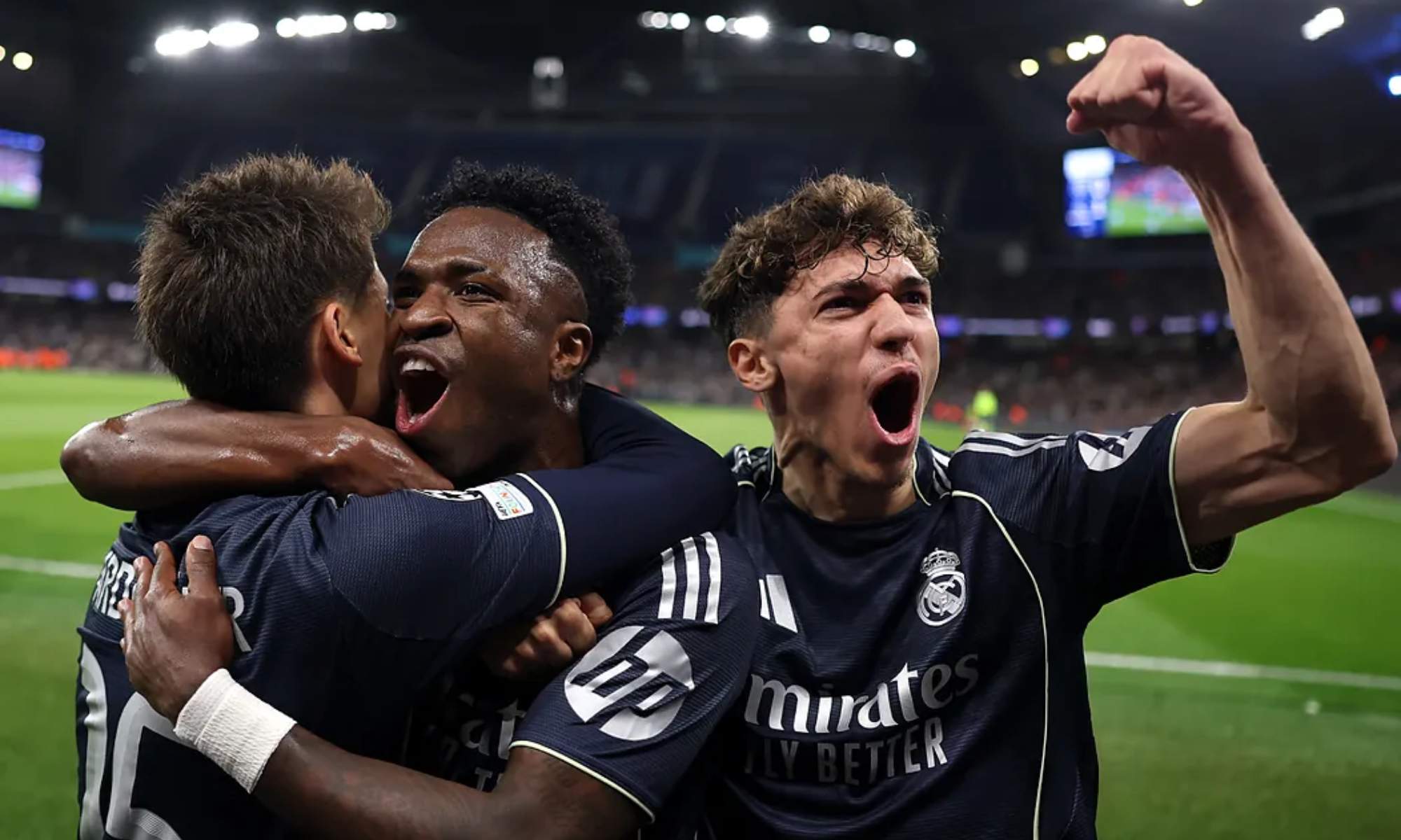 Arda Güler y Thiago Pitarch, festejando junto a Vinicius el primer gol del partido, que fue obra del brasileño.