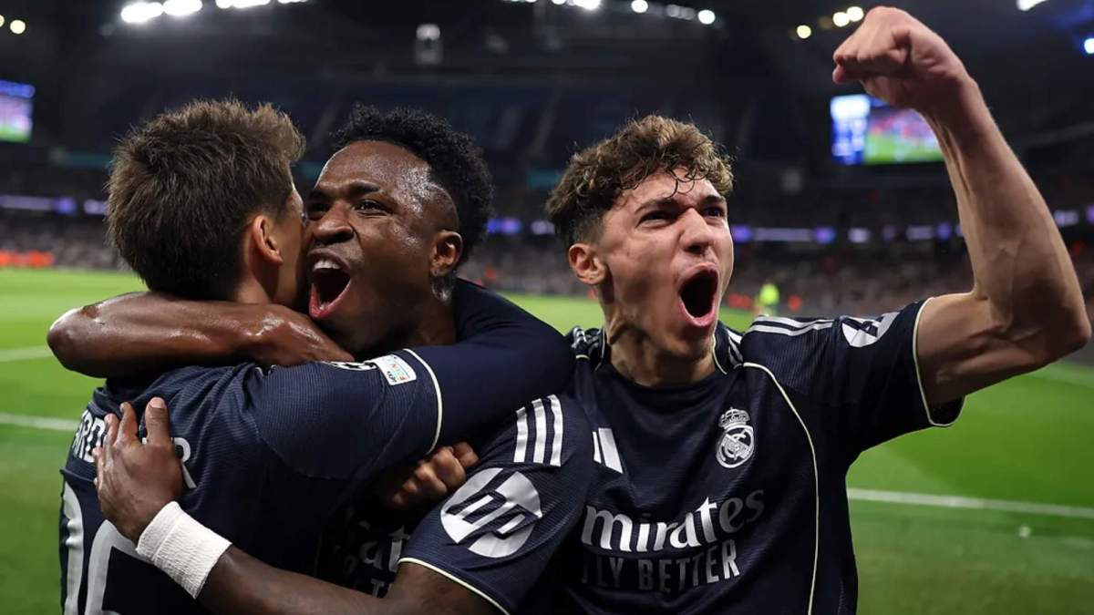 Arda Güler y Thiago Pitarch, festejando junto a Vinicius el primer gol del partido, que fue obra del brasileño.
