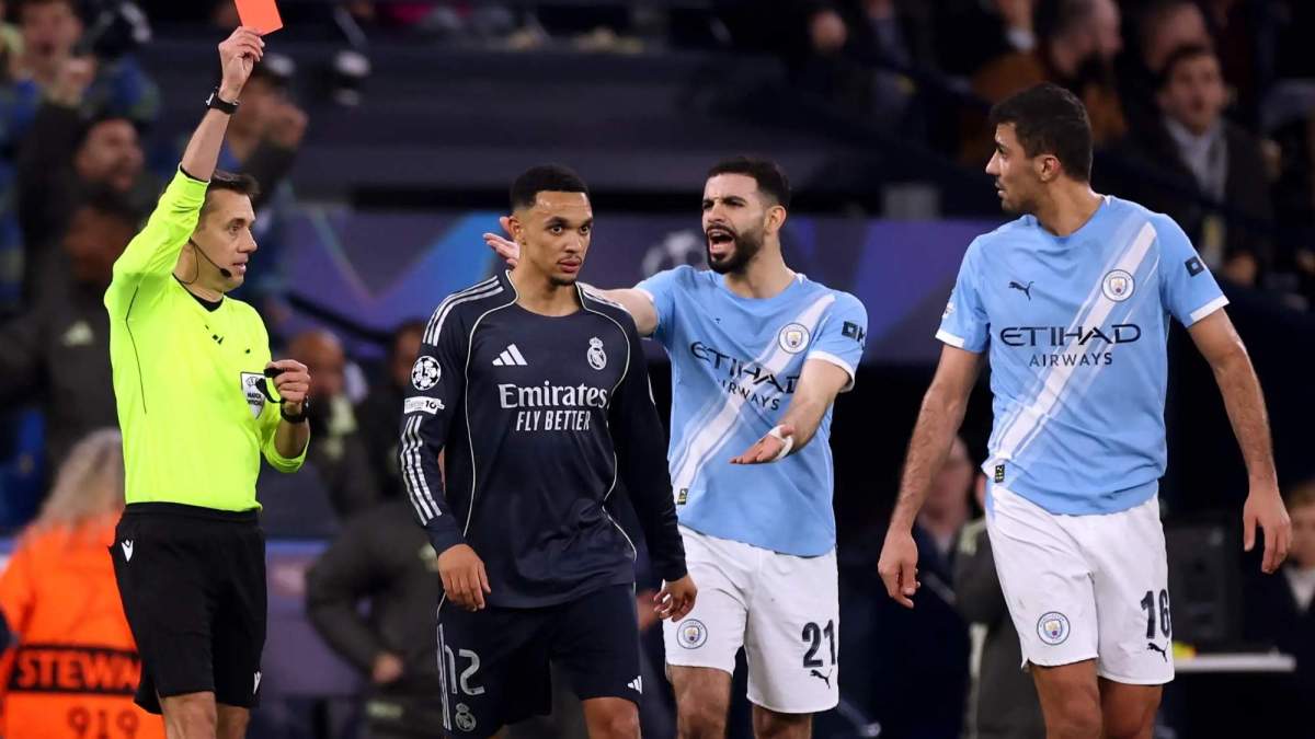 Turpin expulsando a Bernardo Silva tras el penalti cometido en el Etihad Stadium