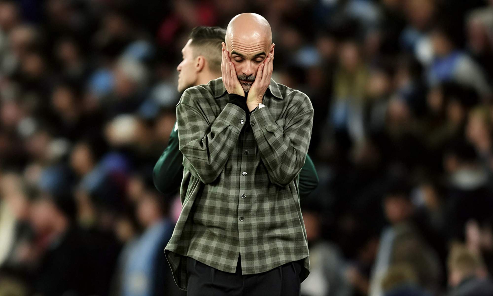 Pep Guardiola, con las manos a la cabeza durante el partido de esta noche entre el Manchester City y el Real Madrid.