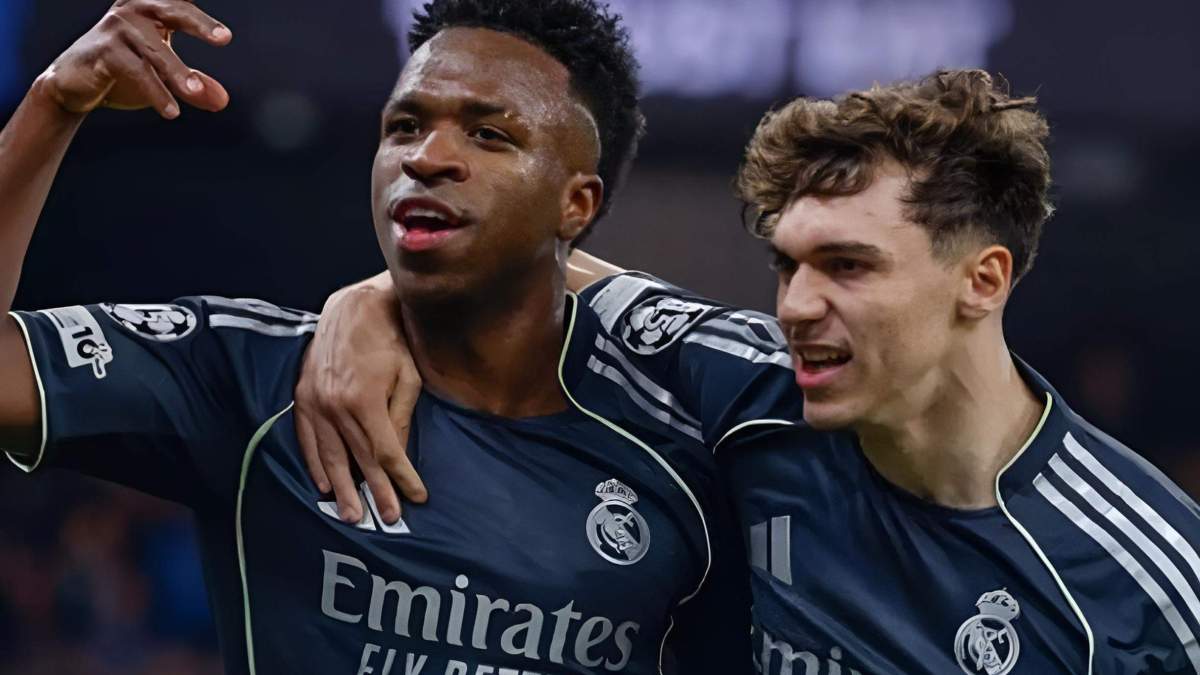 Thiago Pitarch, celebrando con Vinicius uno de los goles del brasileño al Manchester City