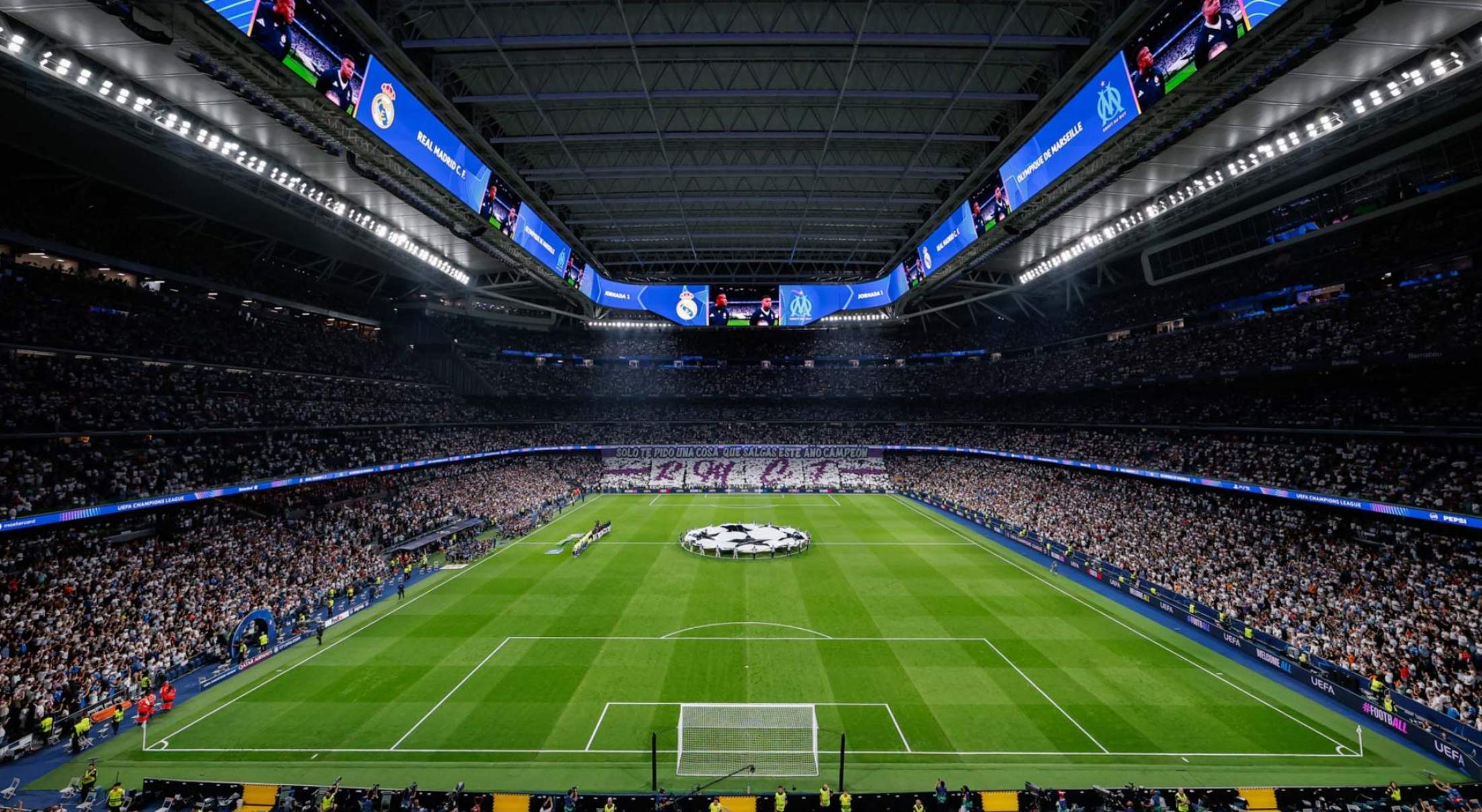 Gonzalo Bonet sobre la cubierta del Bernabéu