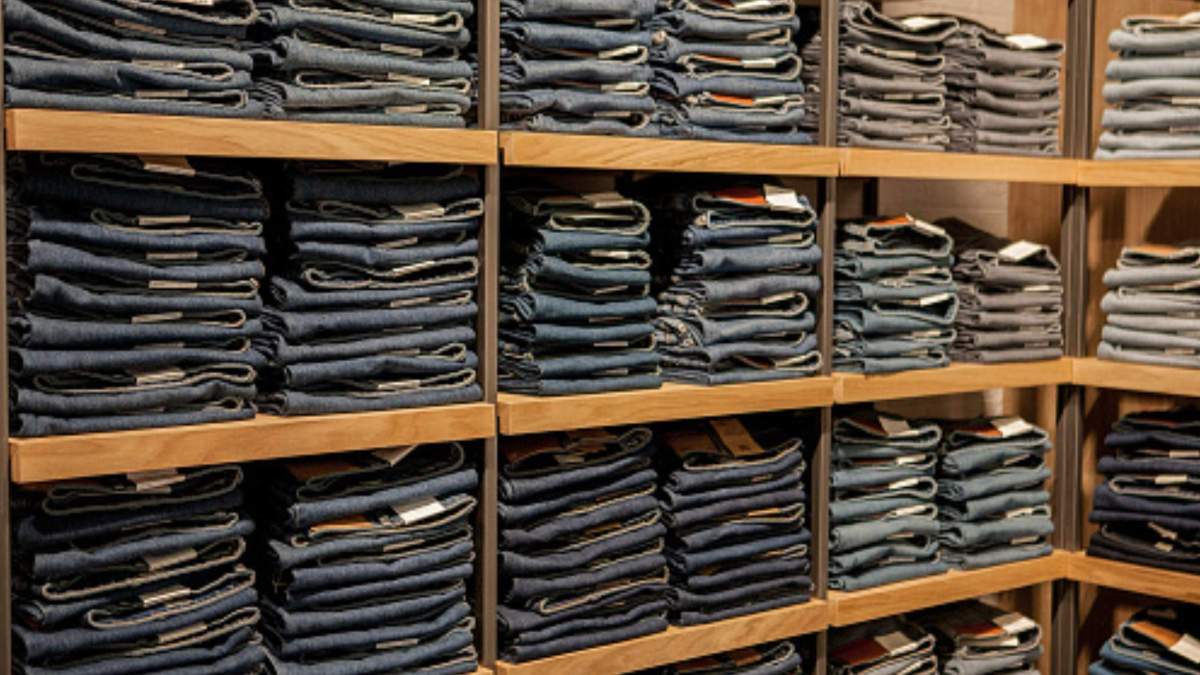 Estantería llena de pantalones