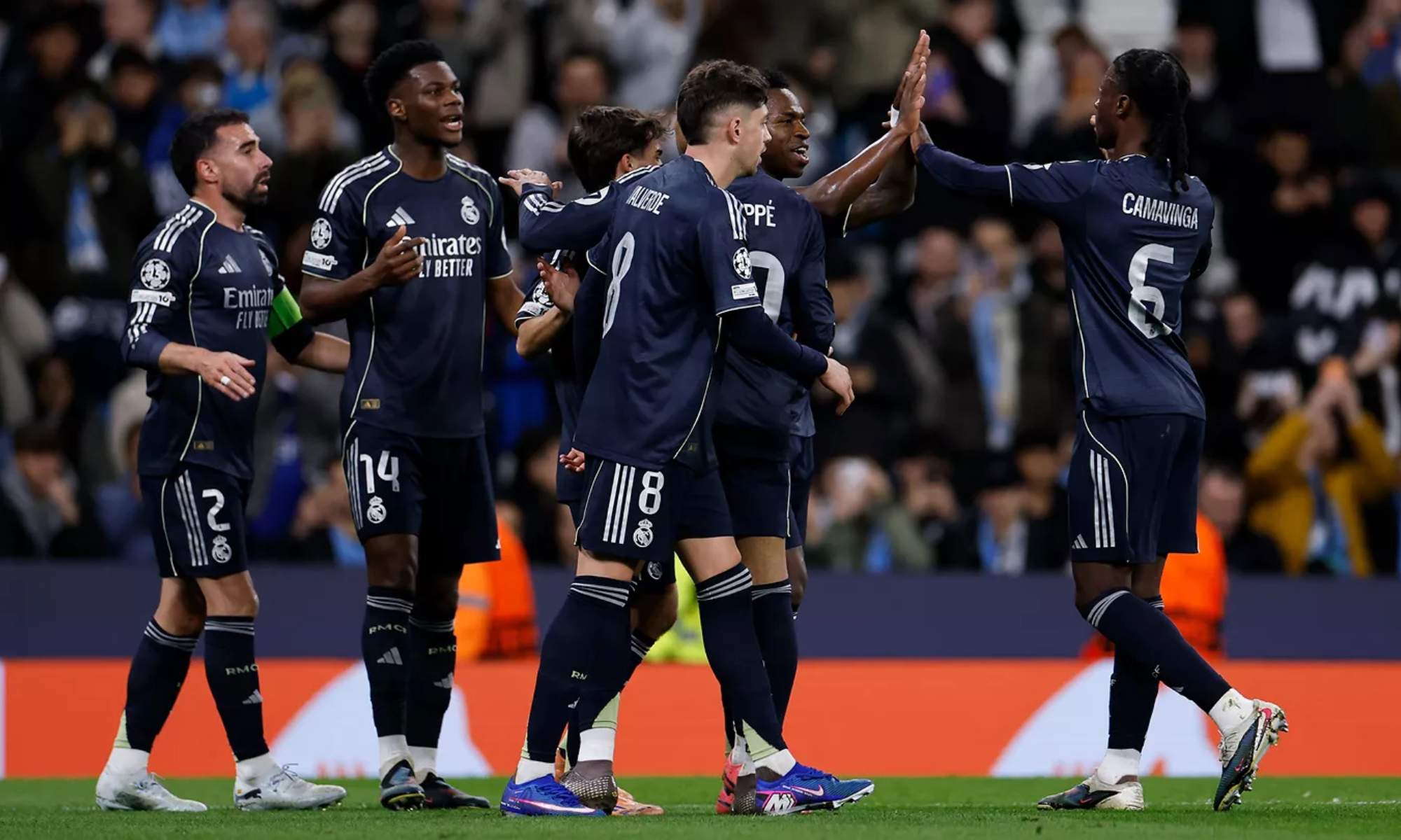 Varios futbolistas del Real Madrid, celebrando la última victoria en el Etihad contra el Manchester City, sellando el pase a los cuartos de final de Champions.