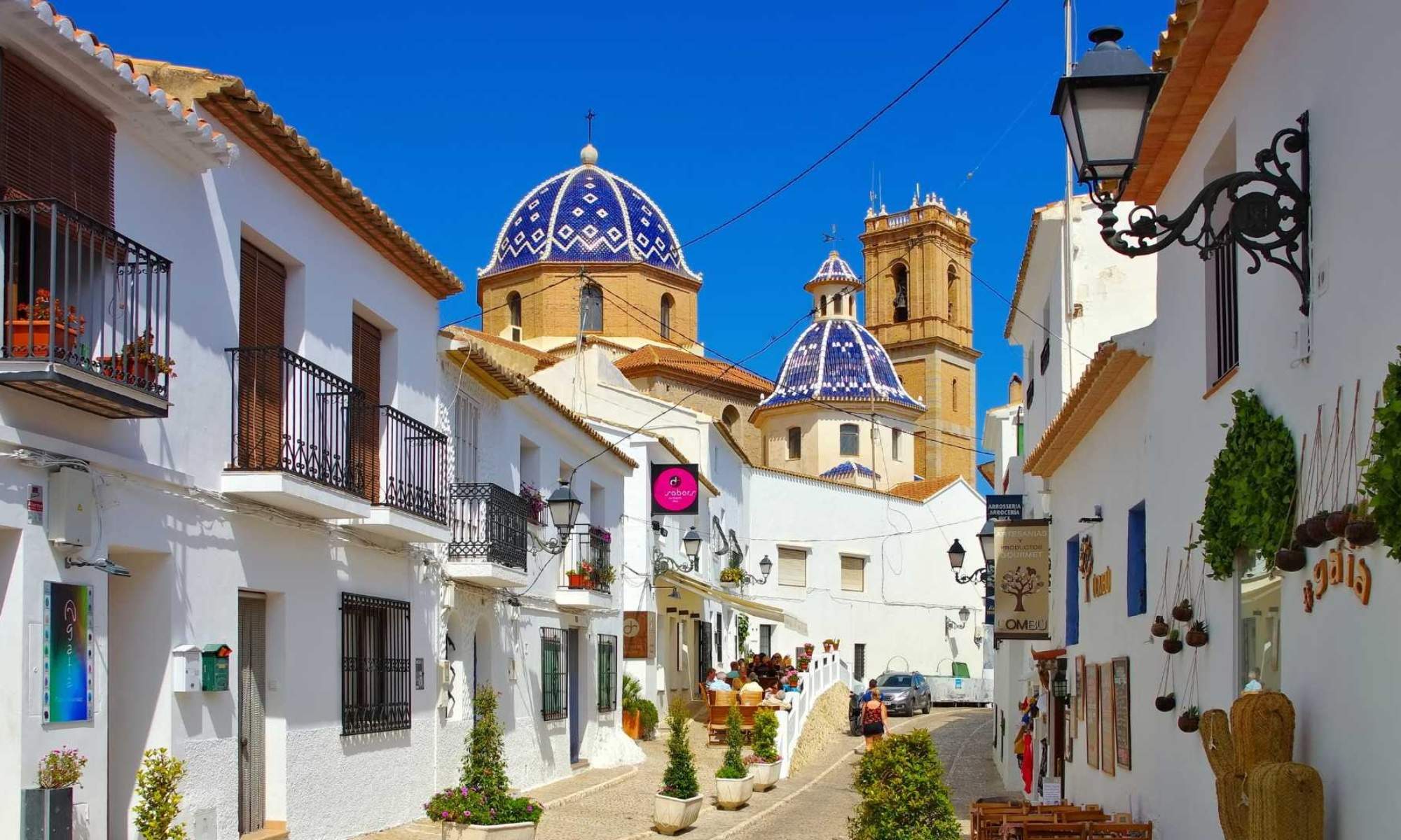 Parece Santorini pero es España: la ciudad de 25.000 habitantes y más de seis kilómetros de costa que tiene calles empedradas y una iglesia con una cúpula azul