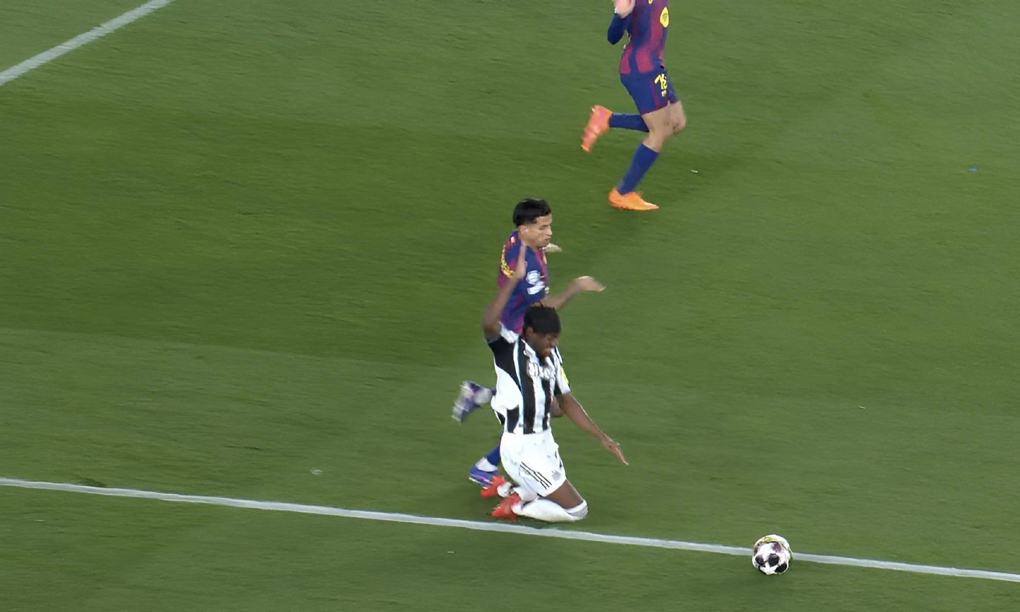 Robo del Barça al Newcastle: Letexier perdona un claro penalti de Cancelo a Elanga