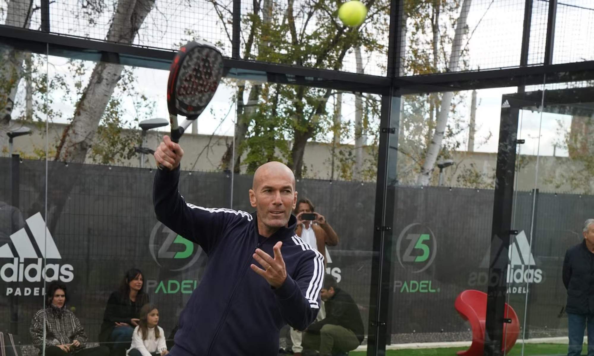 Zidane se pasa al pádel con sus inversiones: es dueño de Z5 y ha gastado 5 millones en un centro deportivo ubicado en una ciudad de 10.000 habitantes