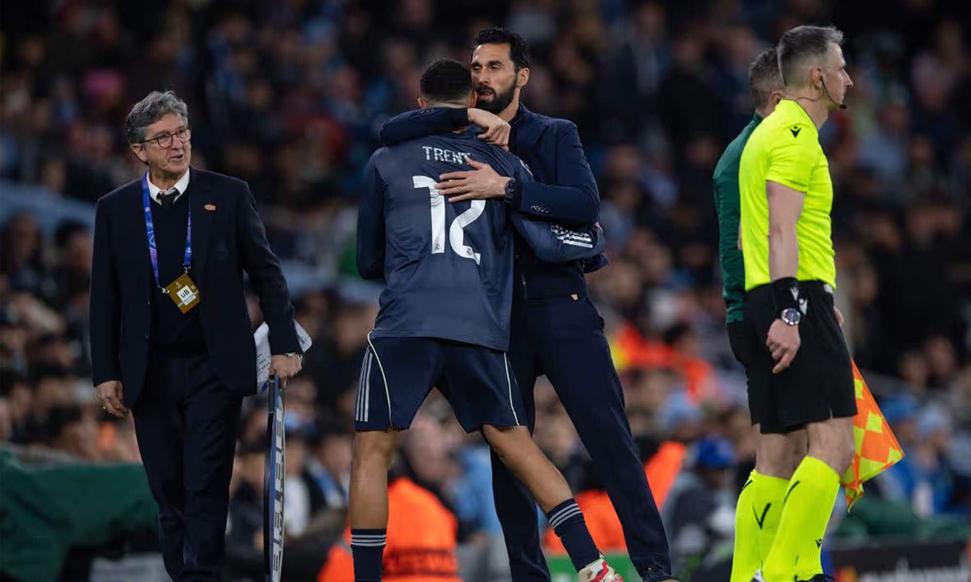 Trent Alexander-Arnold saludando a Álvaro Arbeloa.