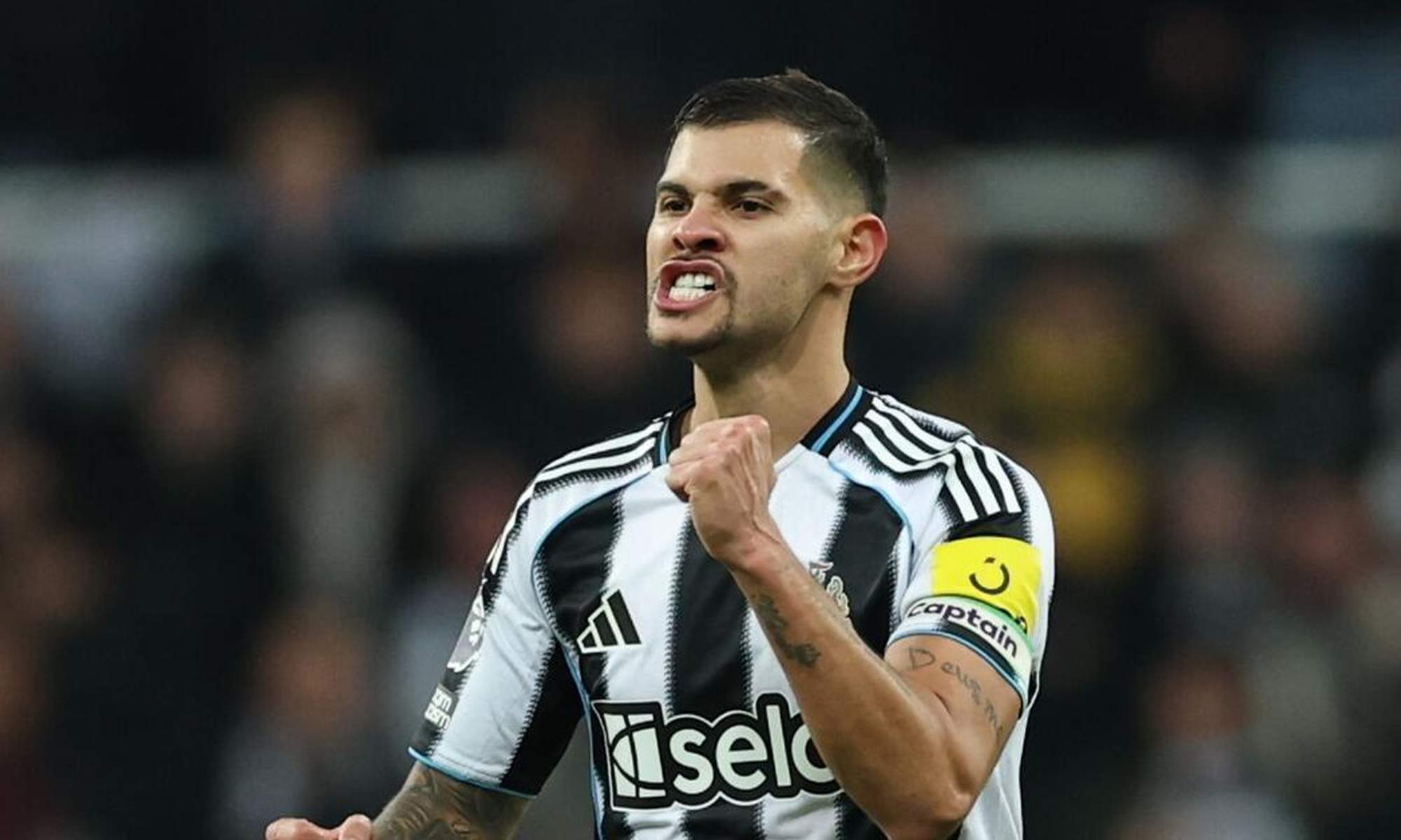 Bruno Guimaraes celebrando un gol con el Newcastle. 