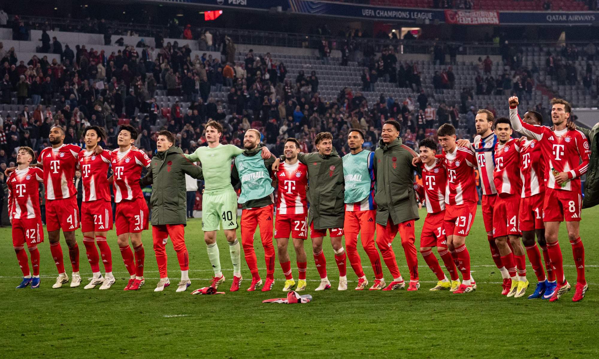 Jugadores del Bayern Múnich celebrando la victoria en el Allianz Arena. 