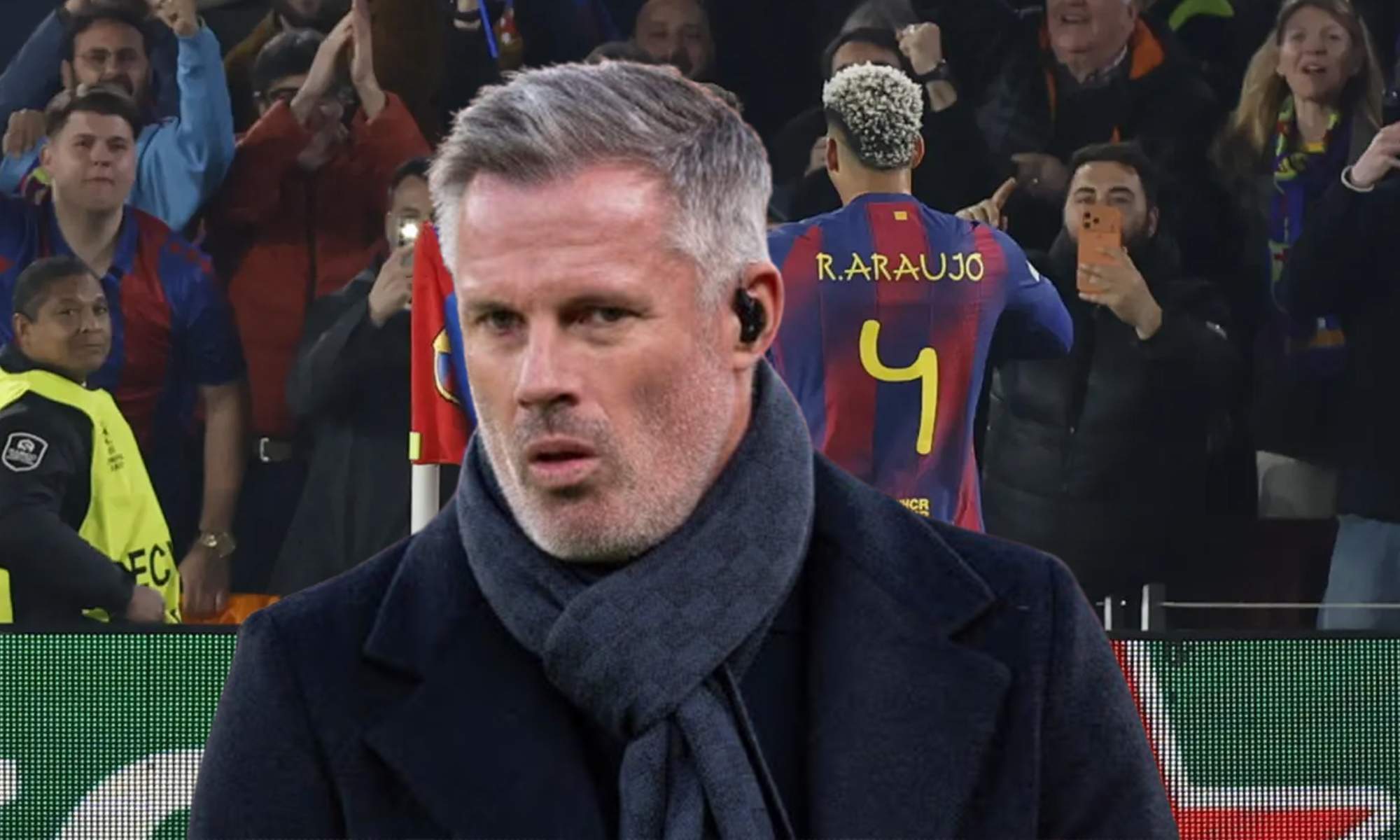 Carragher y una foto de Araújo jugando con el Barcelona. 