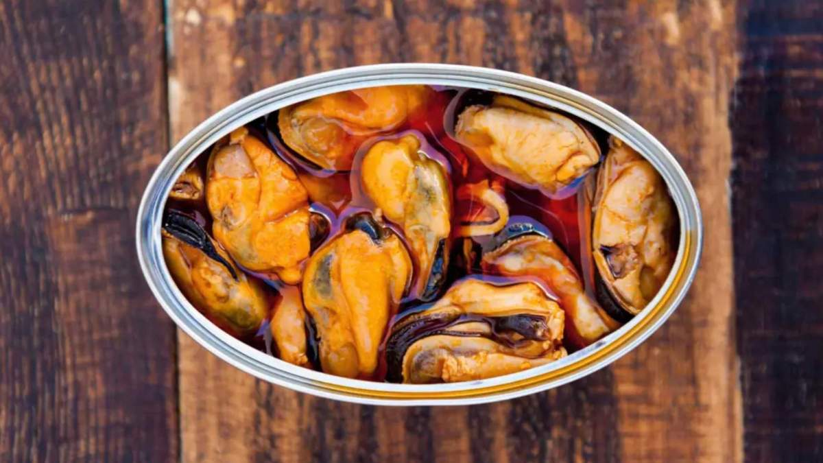 Una lata de mejillones abierta