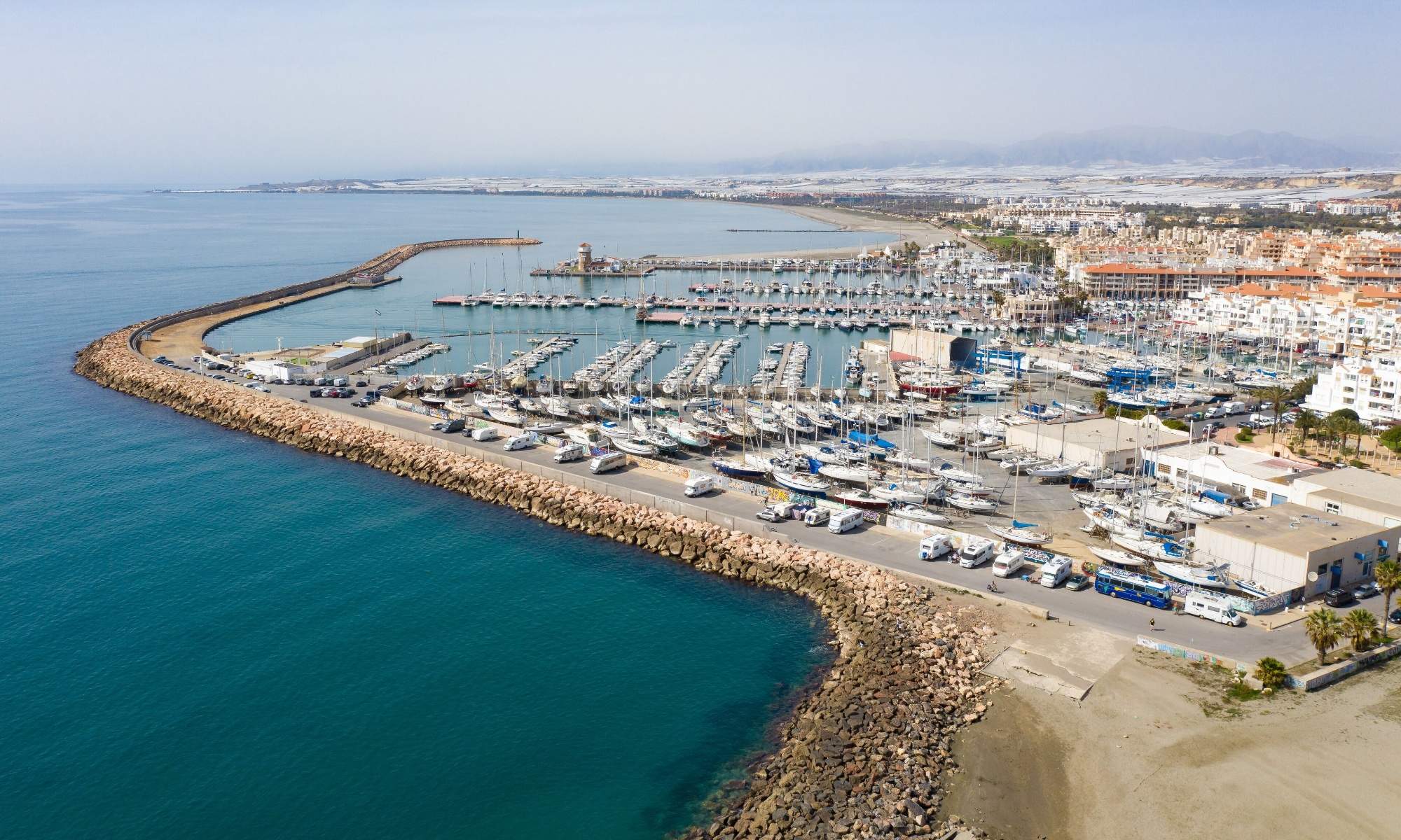 El pequeño Mónaco está en Andalucía: cuenta con uno de los puertos deportivos más grandes de la provincia, campo de golf y un hotel 5 estrellas