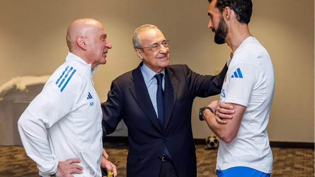Antonio Pintus, Florentino Pérez y Álvaro Arbeloa en la concentración del Real Madrid en Mánchester