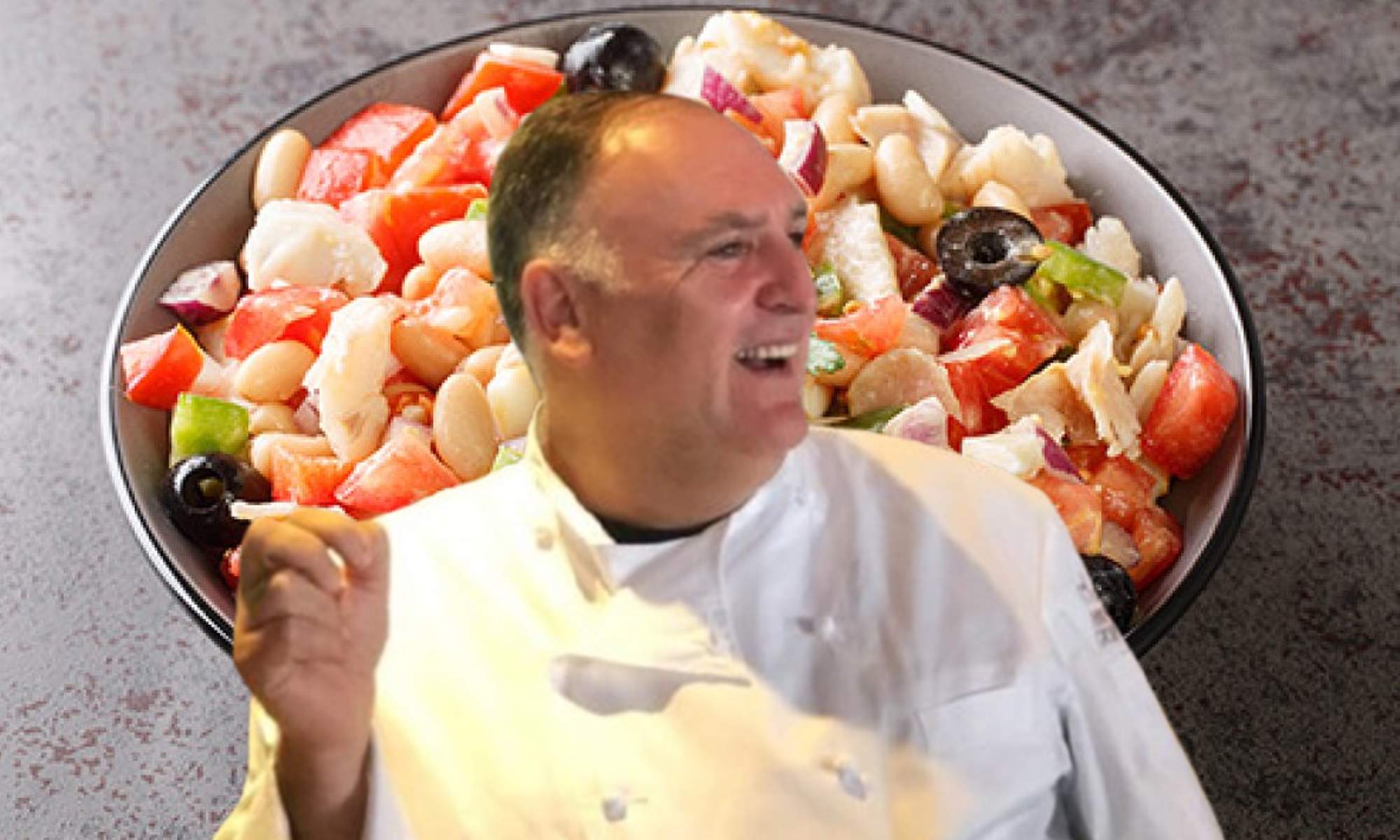 El chef José Andrés y una ensalada catalana. 