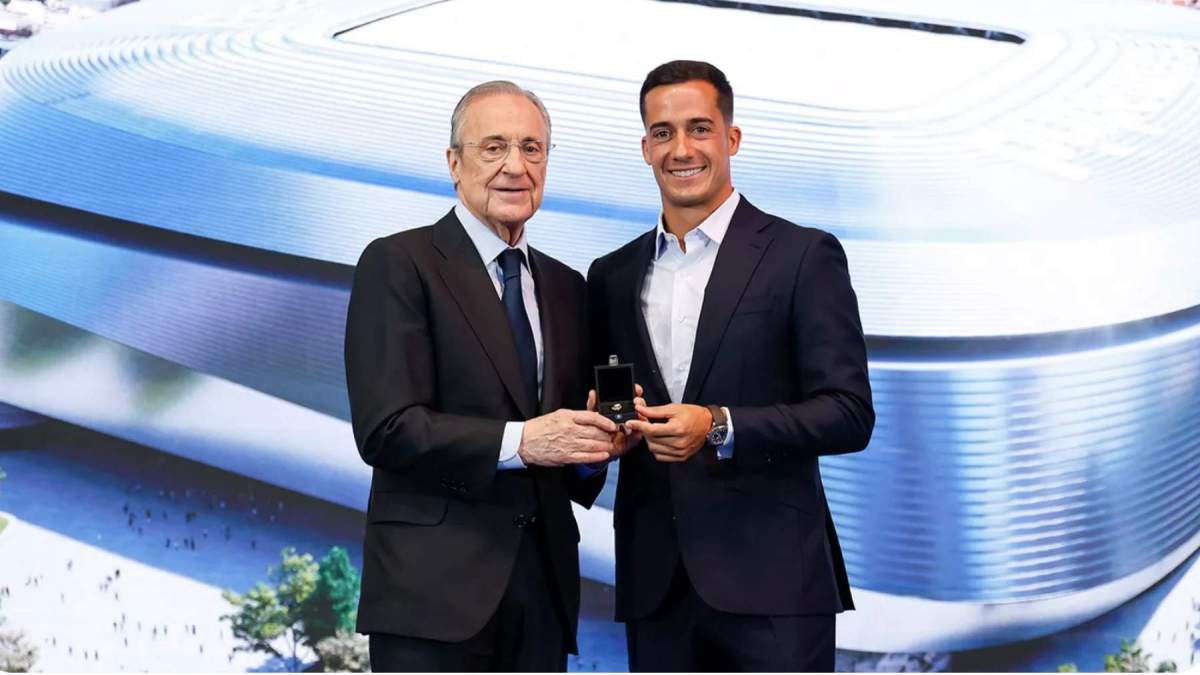 Lucas Vázquez posando junto a Florentino Pérez en el acto de su despedida