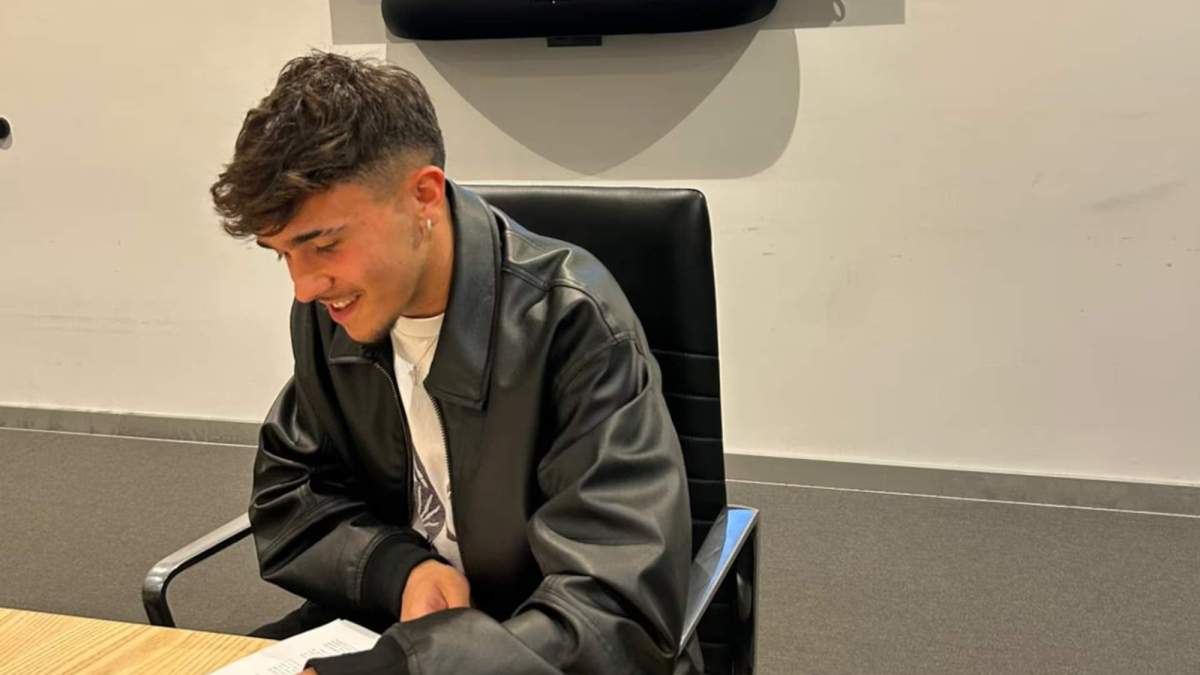 Liberto firmando su nuevo contrato Liberto firmando su nuevo contrato