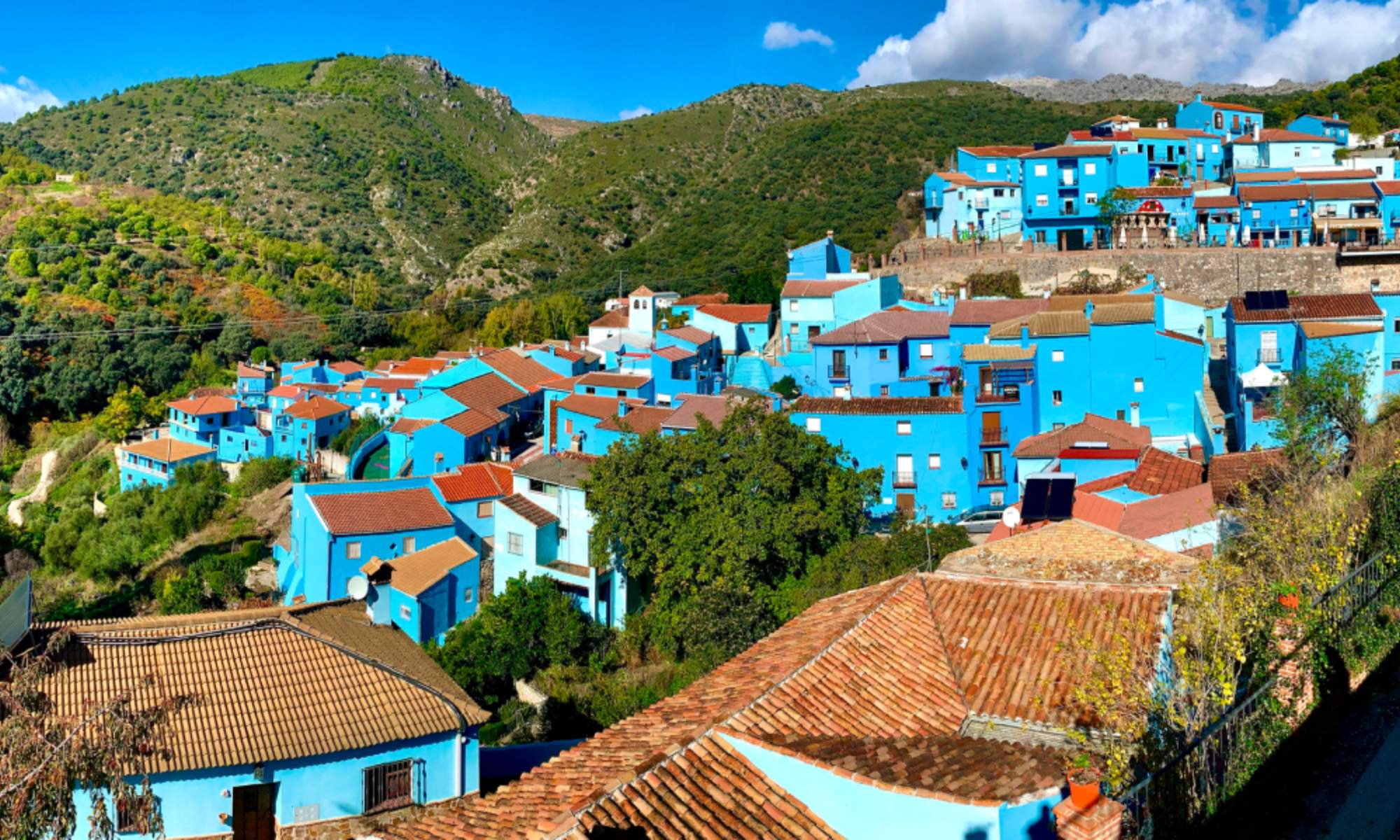 Todos los detalles sobre Júzcar, uno de los pueblos más llamativos de España