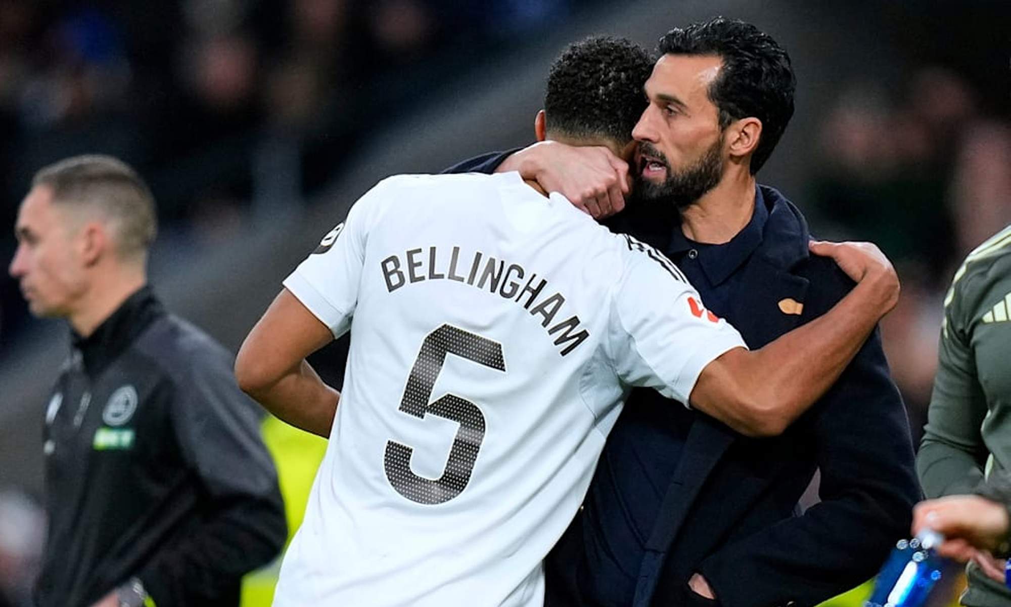 Álvaro Arbeloa abrazando a Jude Bellingham.