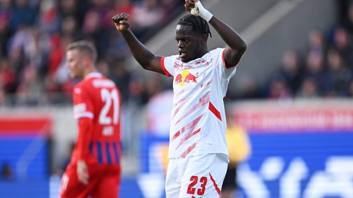 Lukeba disputando un partido con el Leipzig. Lukeba disputando un partido con el Leipzig.