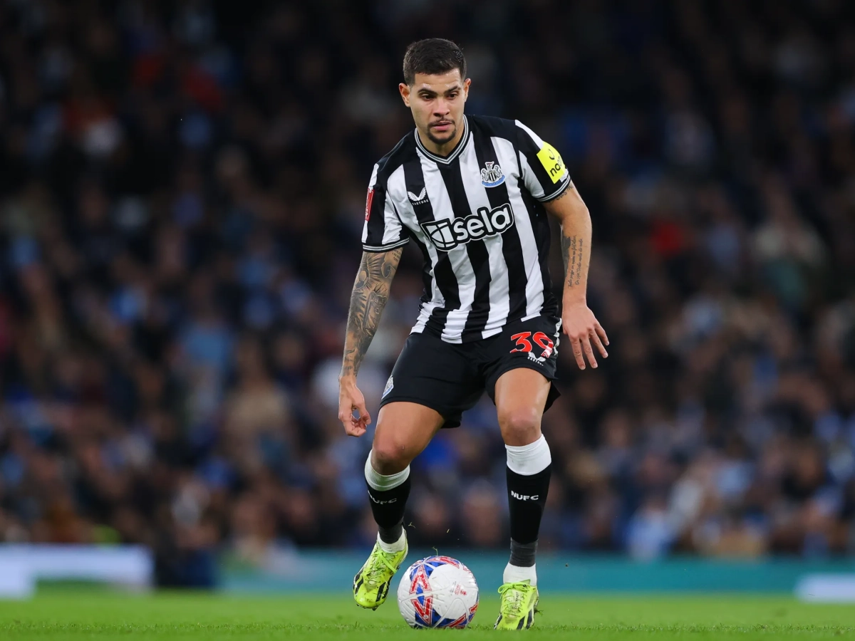 Bruno Guimarães disputando un partido con el Newcastle.