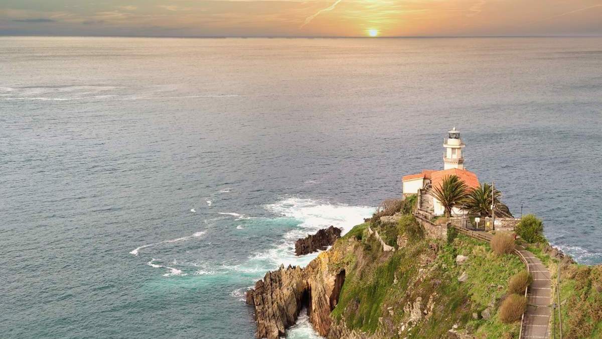 Una foto del Faro de Cudillero. 