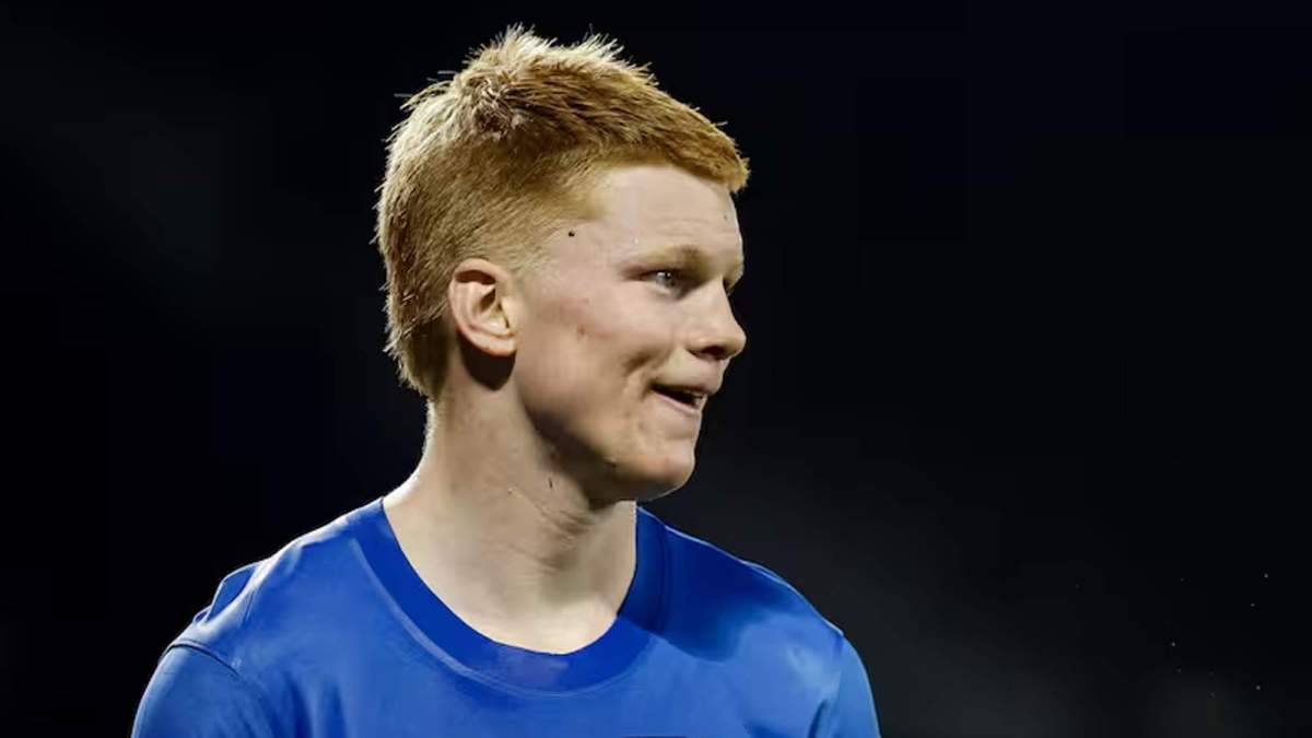 Kees Smit disputando un partido con AZ Alkmaar.
