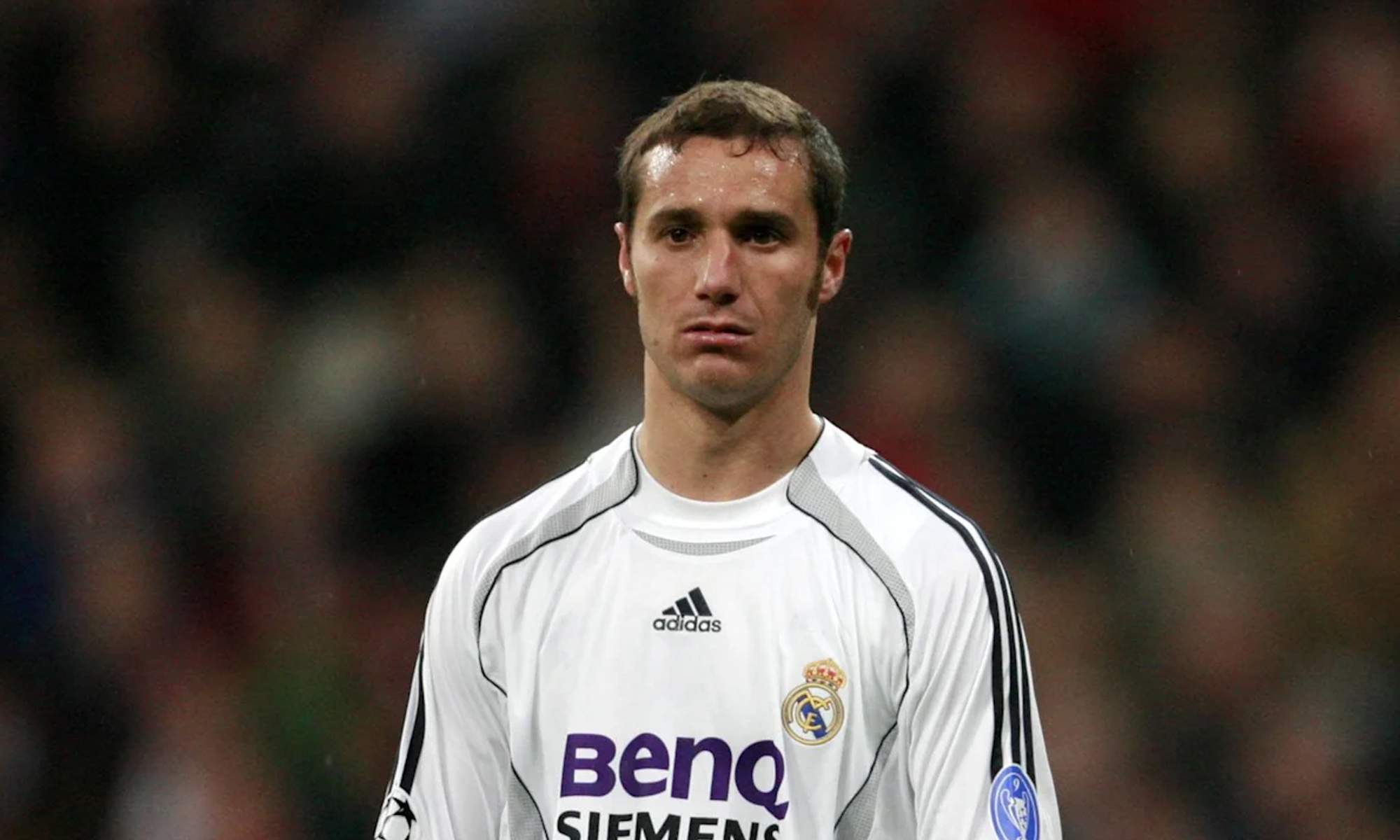 Iván Helguera disputando un partido con el Real Madrid.