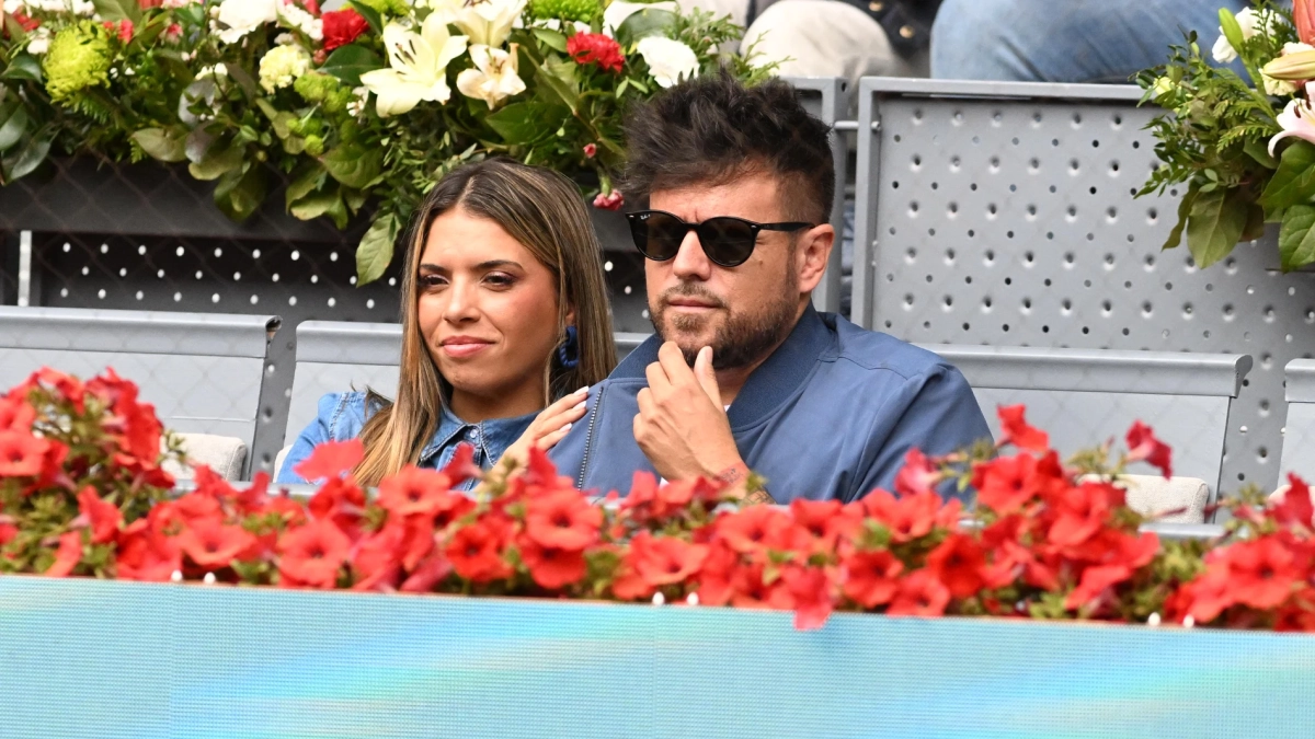 Pablo López junto a su mujer, Laura Rubio, en un partido de tenis. 