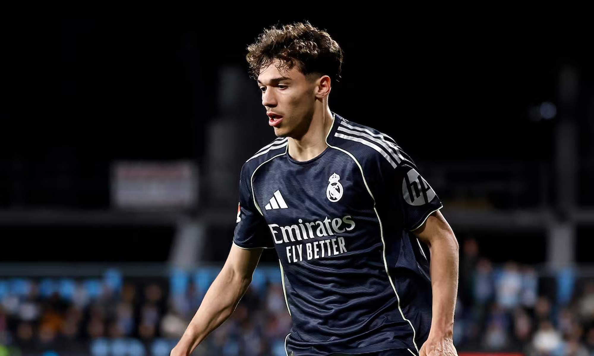 Thiago Pitarch disputando un partido con el Real Madrid.