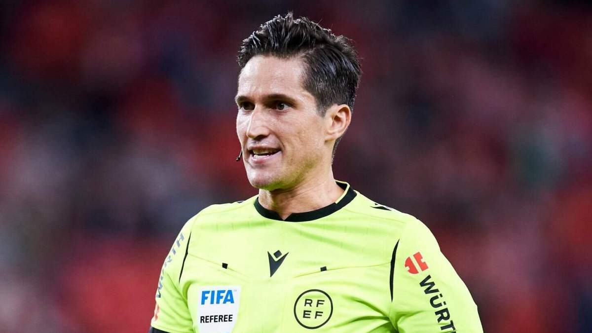 Munuera Montero arbitrando en un partido de LaLiga. 