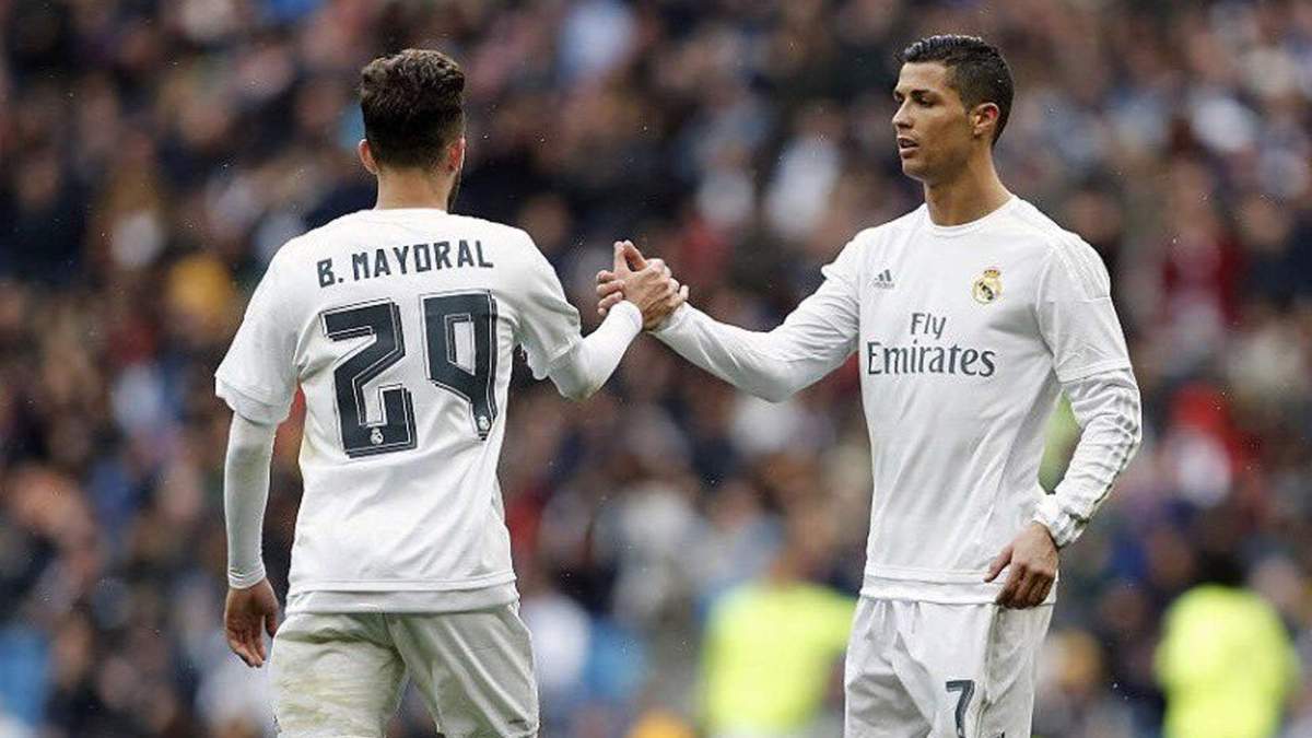 Borja Mayoral chocando a Cristiano Ronaldo en un partido del Real Madrid. 