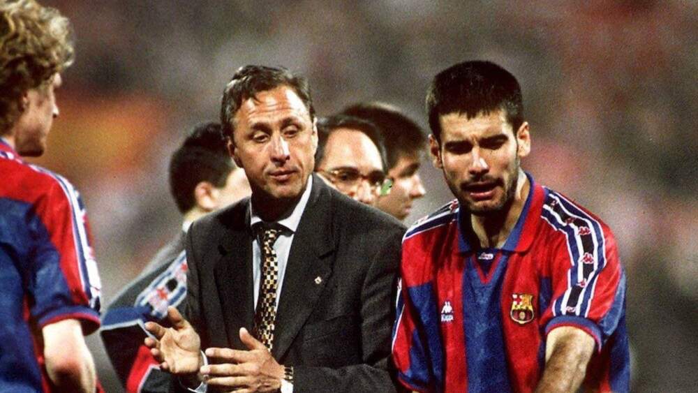 Johan Cruyff y Pep Guardiola, durante un partido del Barça en los años noventa.
