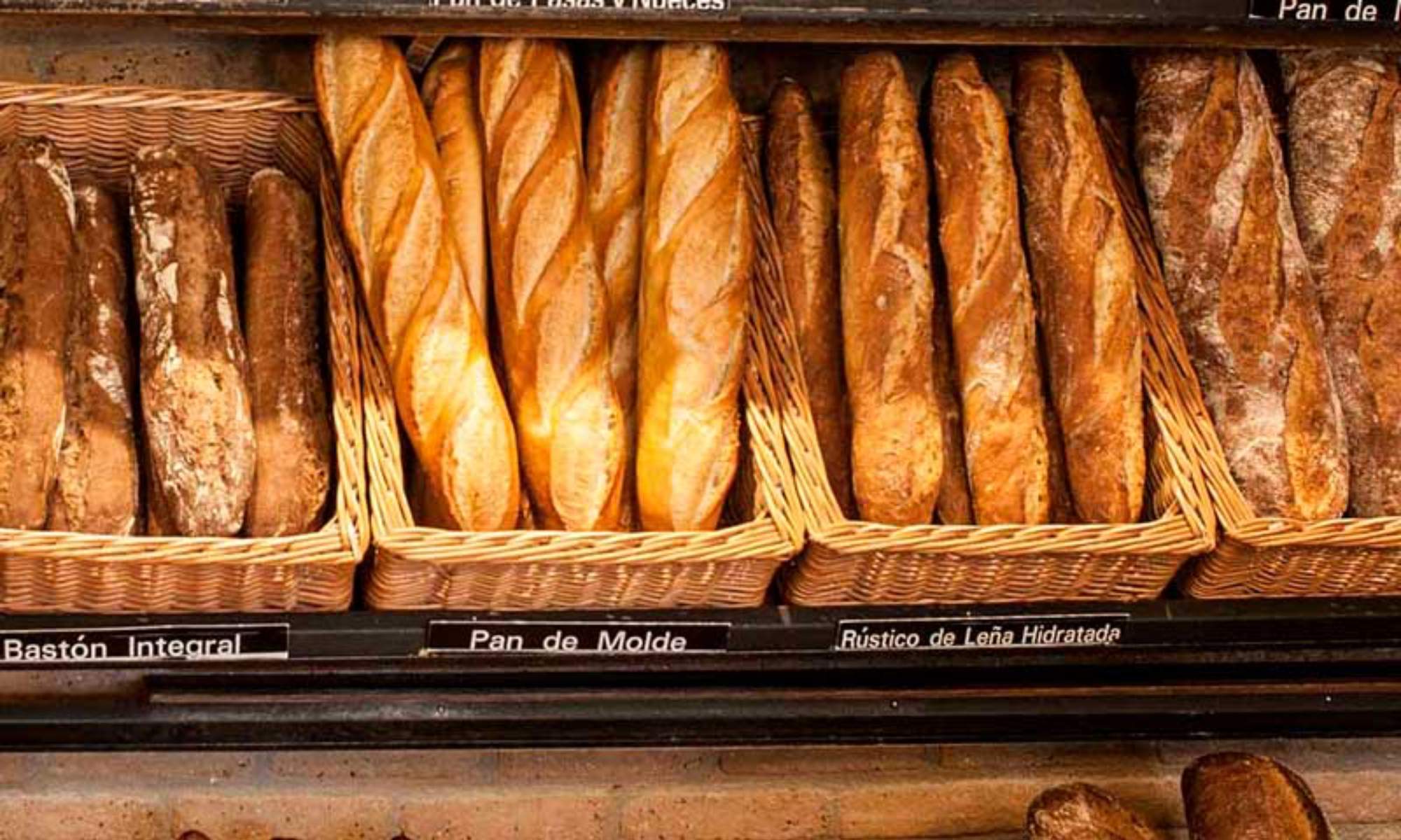 Varias especialidades de pan para comprar, en una tienda navarra.