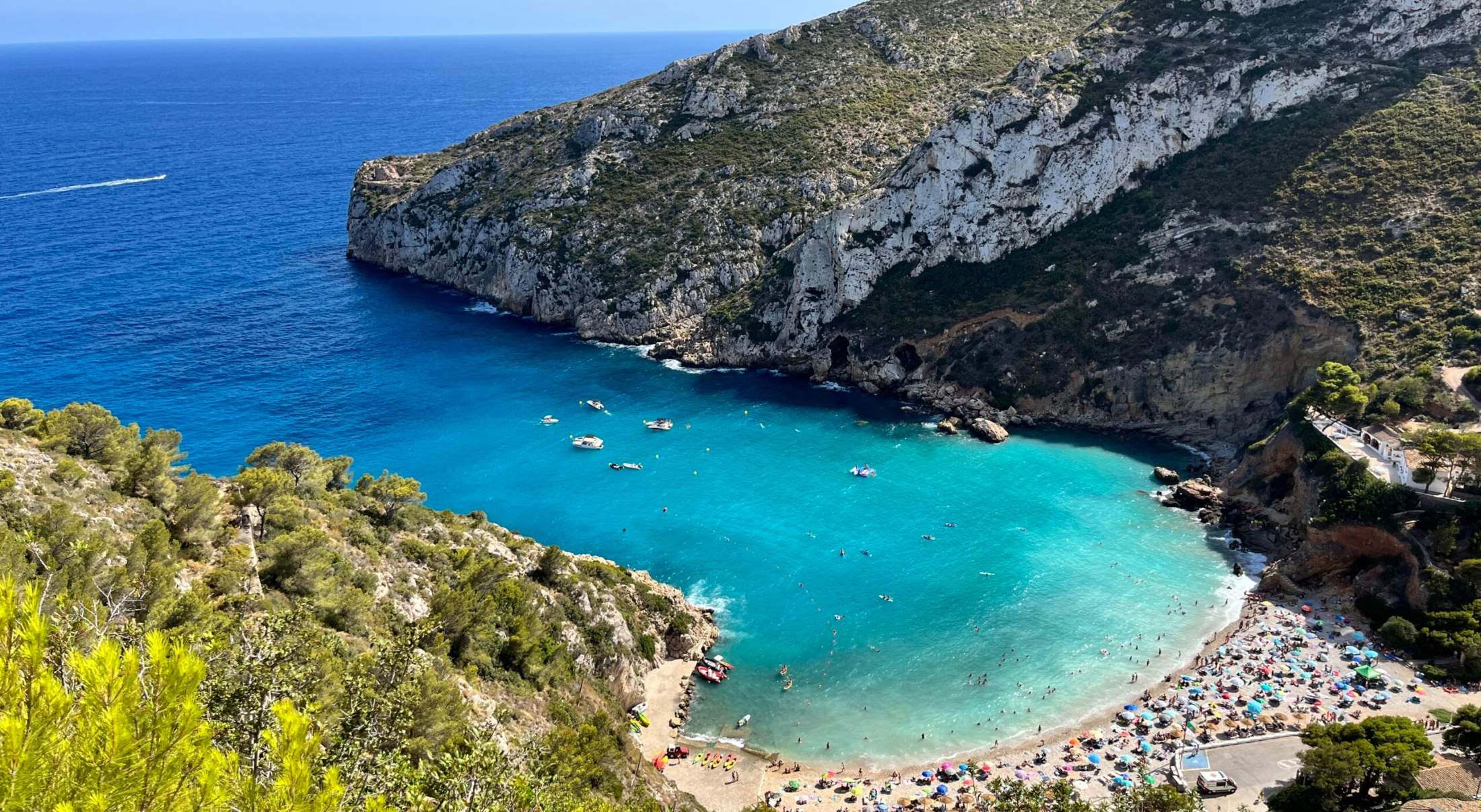 Cala Granadella es la playa española que muchos comparan con Costa Amalfitana