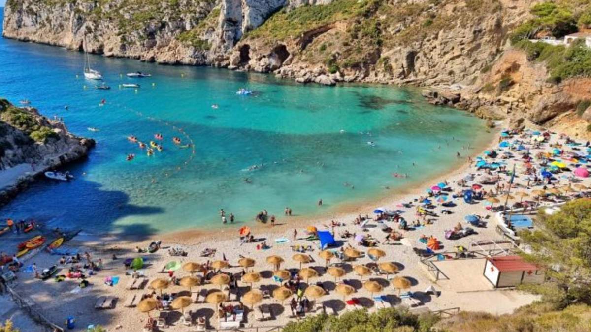 Cala Granadella llena de gente