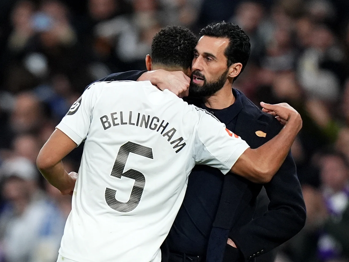 Jude Bellingham abrazando a Álvaro Arbeloa.