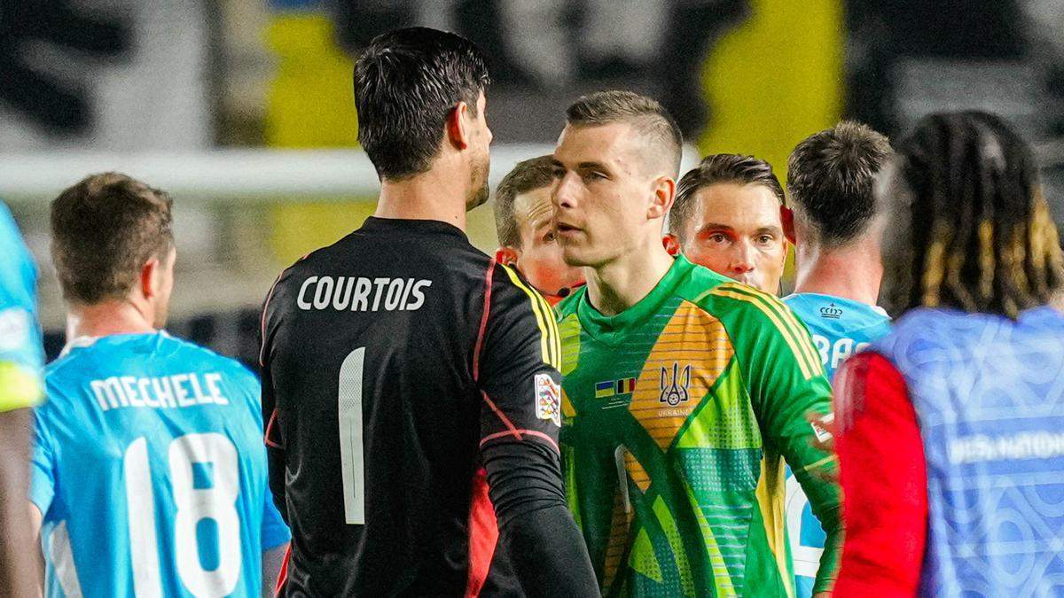 Thibaut Courtois y Andriy Lunin después de un enfrentamiento entre Bélgica y Ucrania.