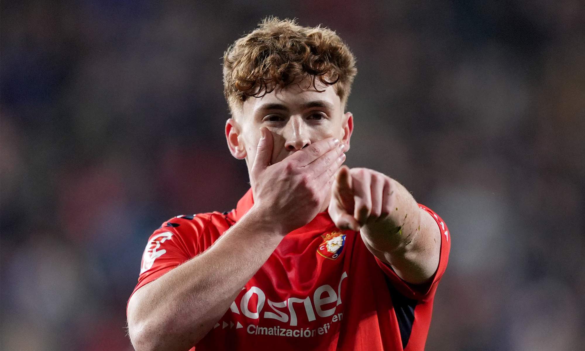 Víctor Muñoz jugando un partido con el Osasuna. 
