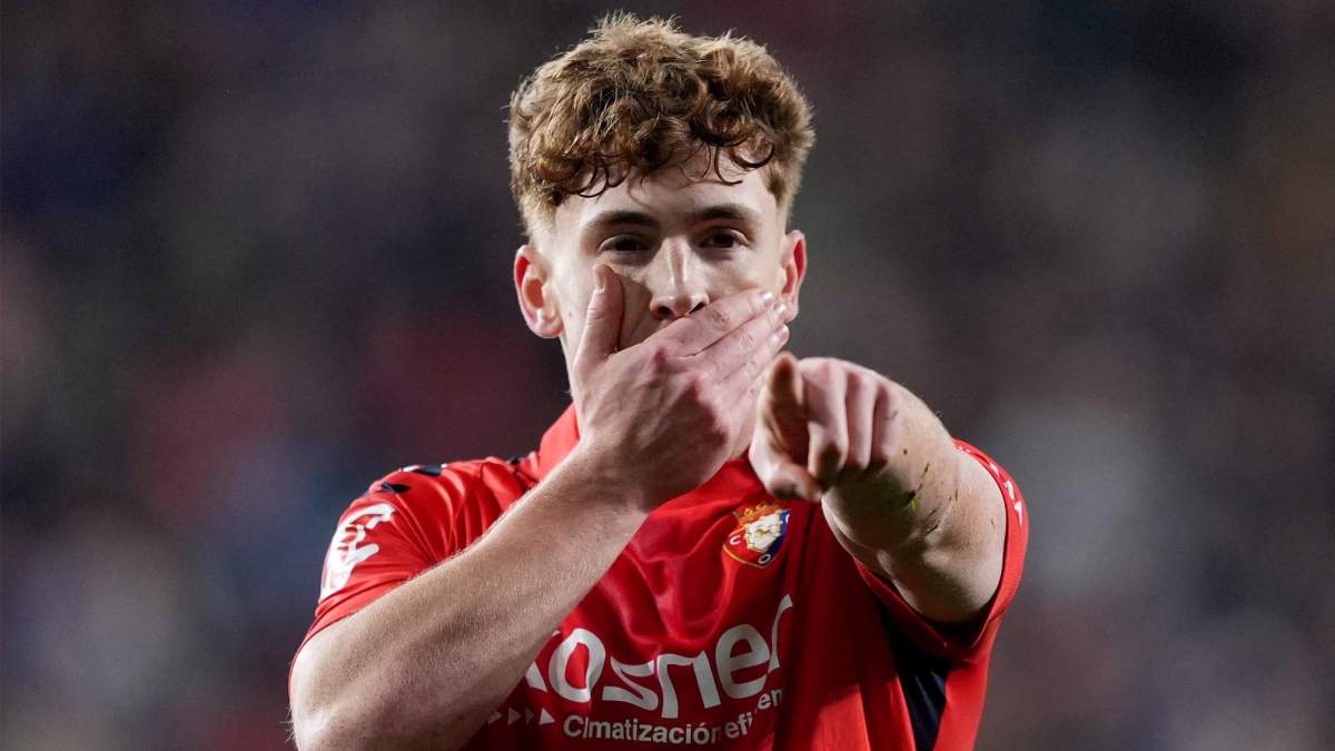 Víctor Muñoz jugando un partido con el Osasuna. 