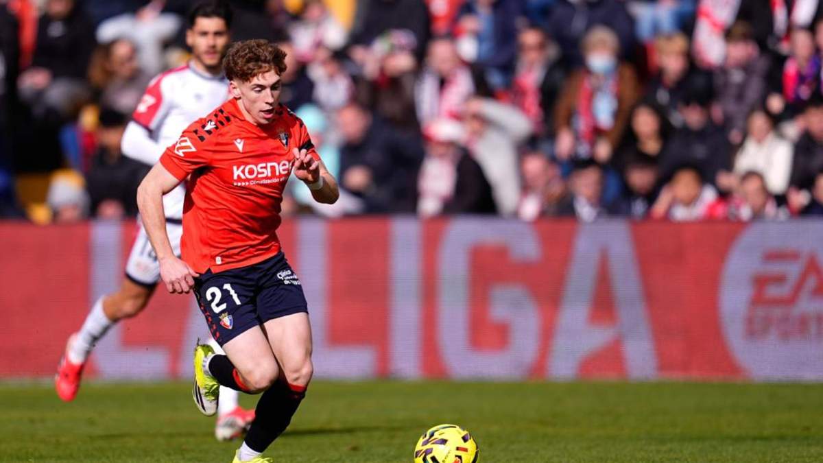 Víctor Muñoz disputando un partido con el Osasuna. 