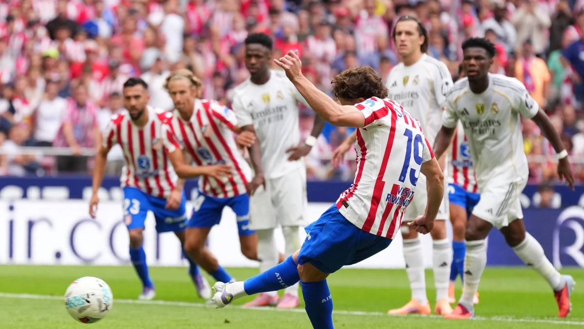 Julián Álvarez lanzando un penalti contra el Real Madrid. 