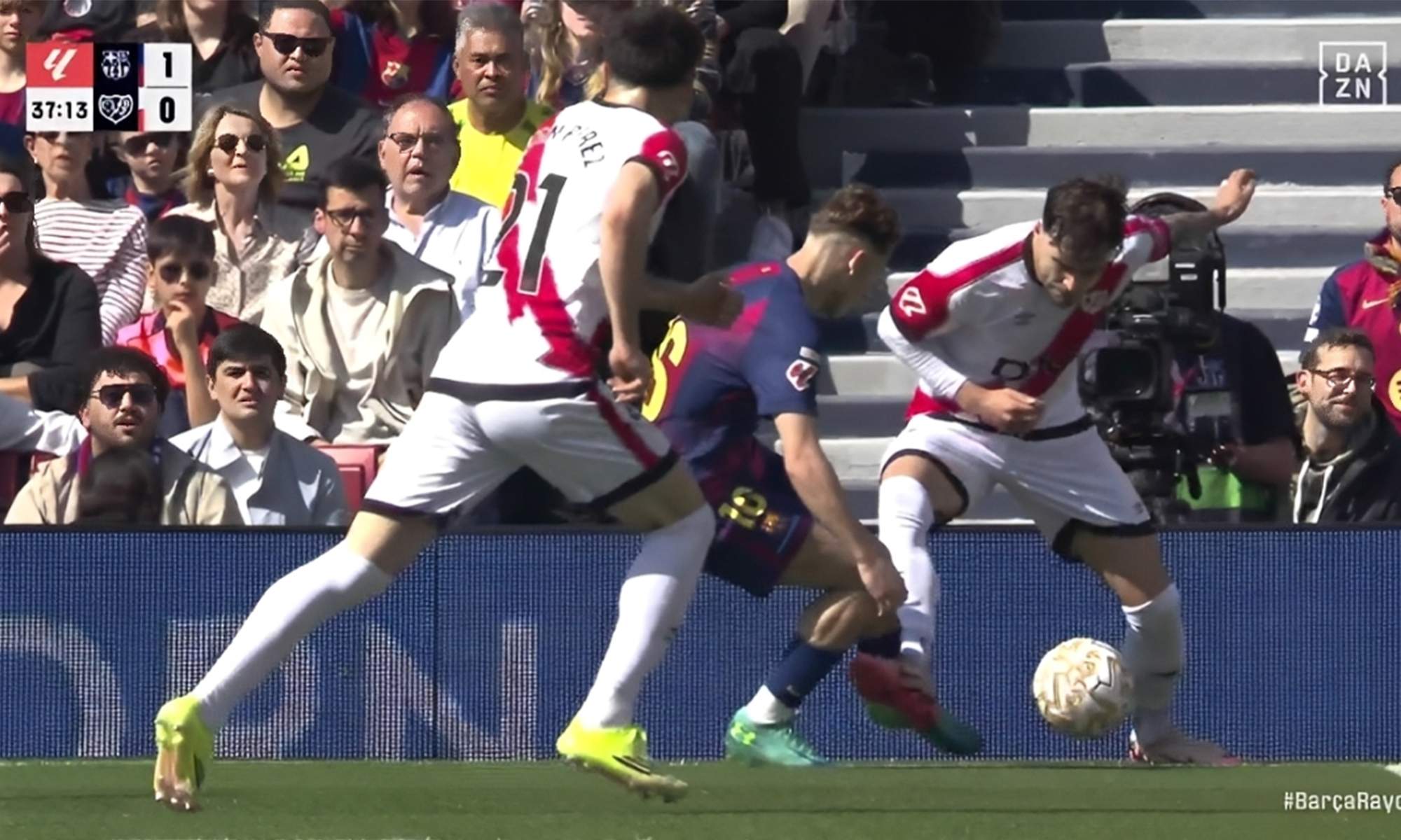El penalti de Fermín López a Ratiu en el Barcelona - Rayo Vallecano.
