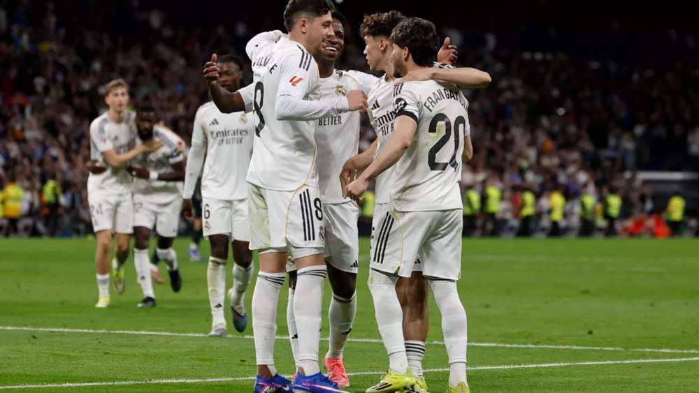 Algunos jugadores del Real Madrid celebran un gol durante un partido de la presente Liga.
