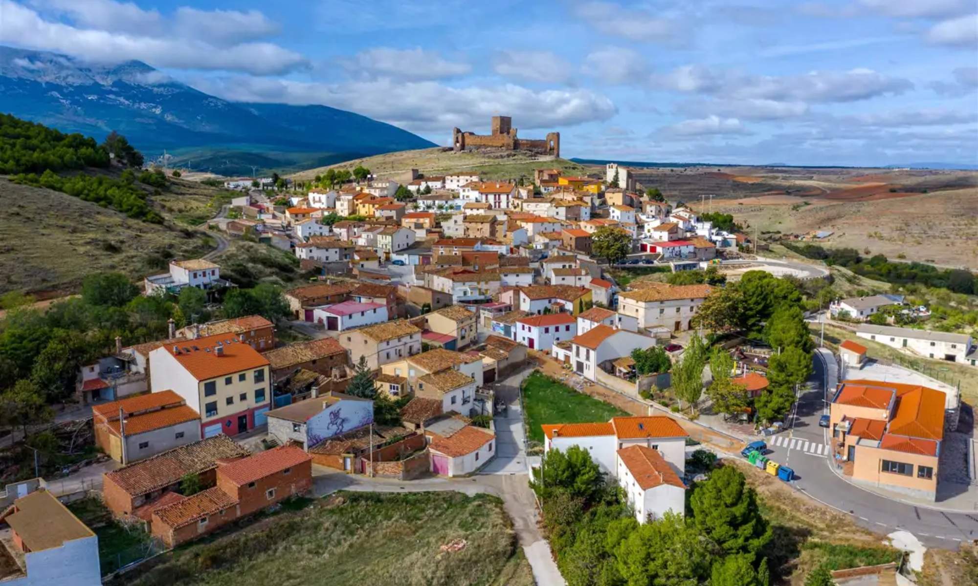 El pueblo de Trasmoz, en Aragón, es el único maldito y excomulgado de España.