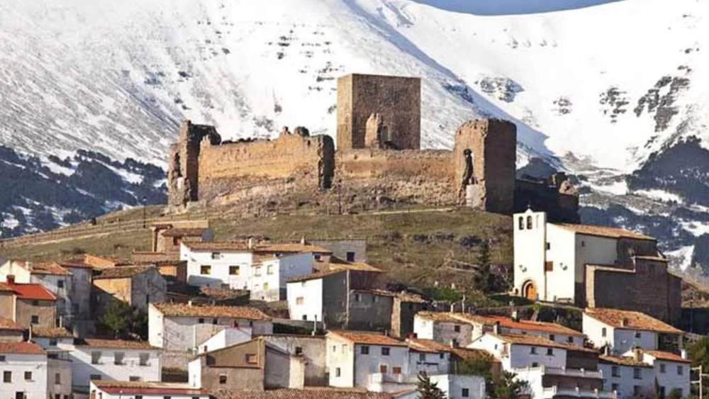 Trasmoz, coronado con el castillo y el Moncayo nevado al fondo.